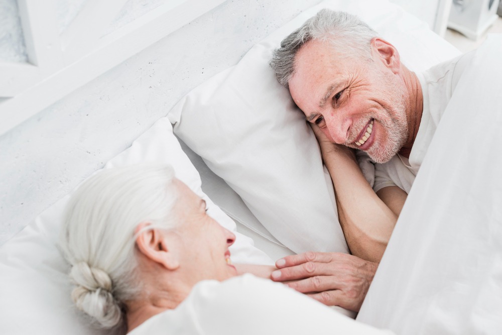 elder-couple-resting-bed-small